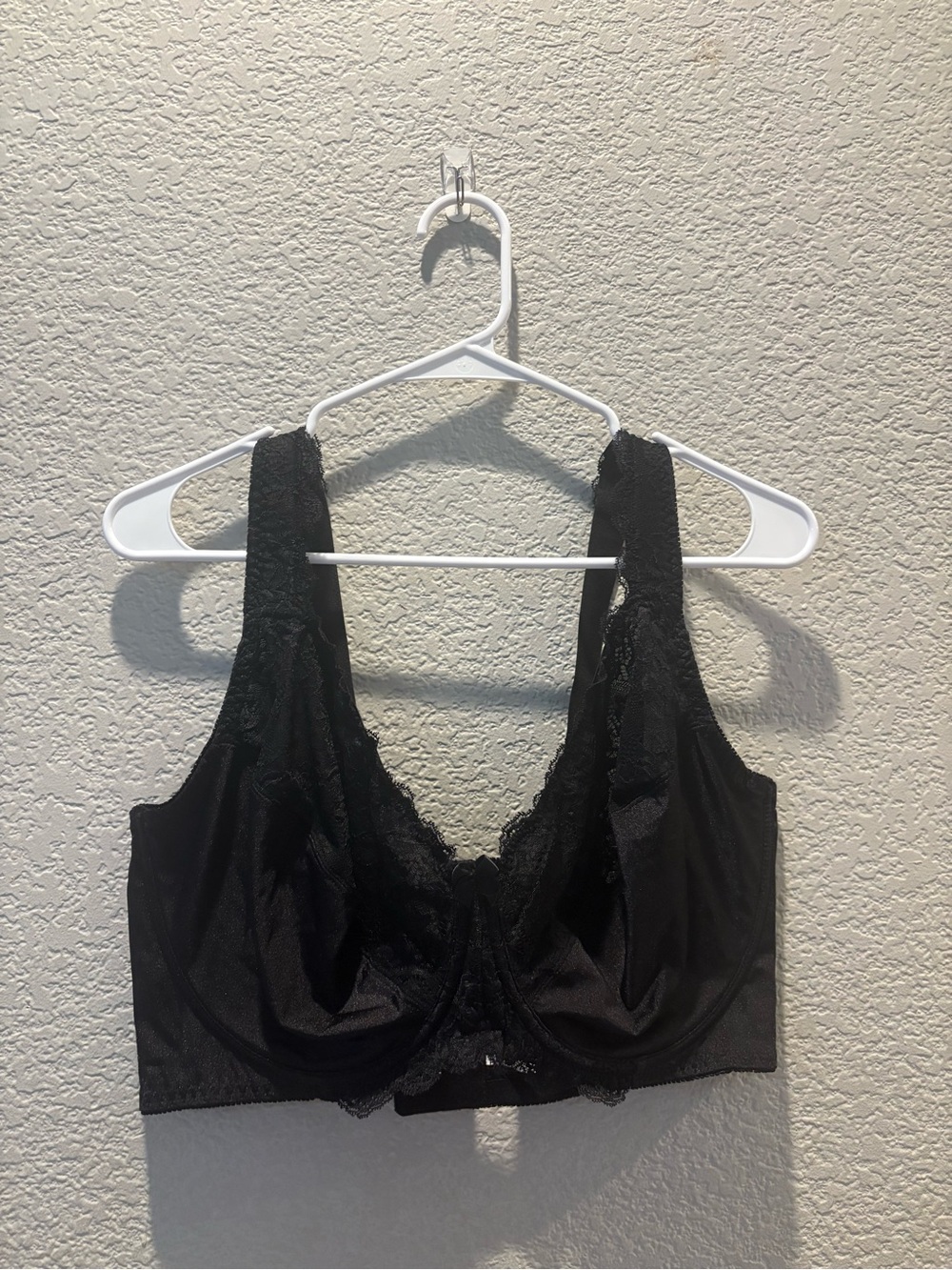 Supportive Black Lace Underwire Bra with Wide Straps